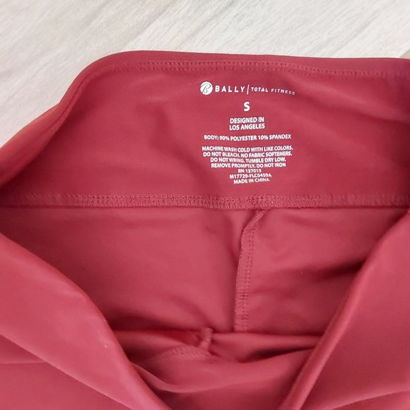 Bally Total Fitness NWOT Wine Knit Ankle Legging with Lattice Detail.  Size S - Picture 2 of 4